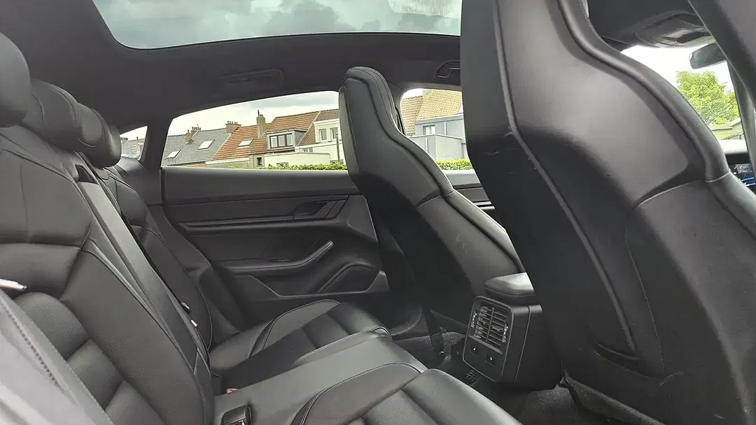 Porsche Taycan - Thumbnail 12