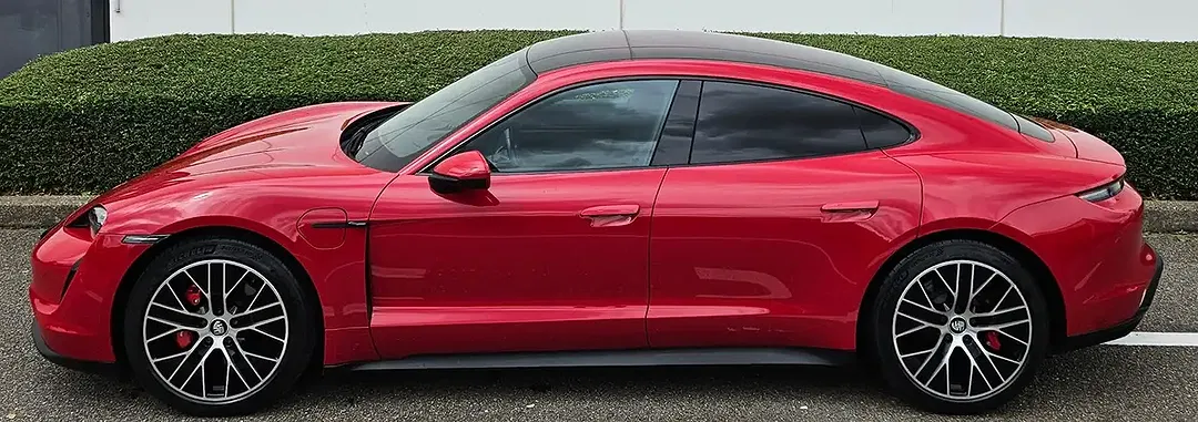 Porsche Taycan - Thumbnail 3