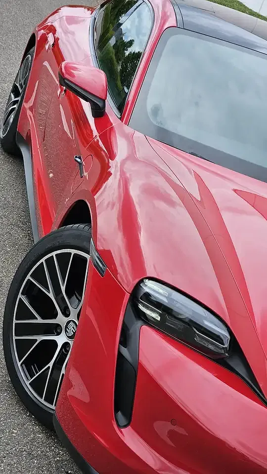 Porsche Taycan - Thumbnail 4