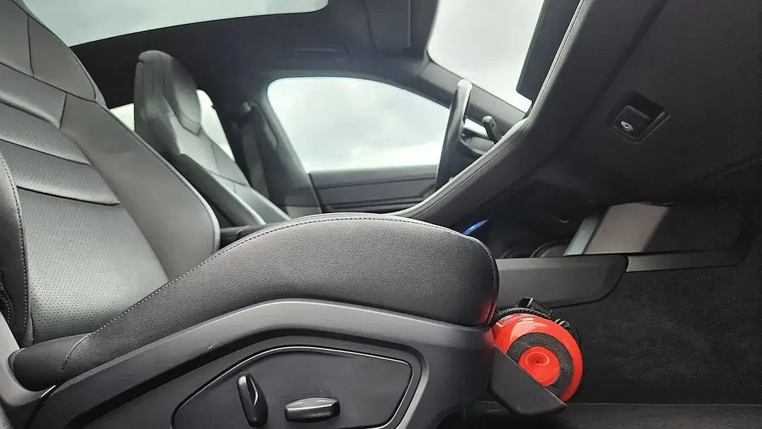 Porsche Taycan - Thumbnail 9
