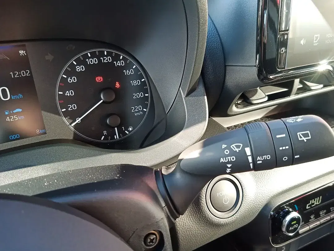 Toyota Yaris - Thumbnail 9