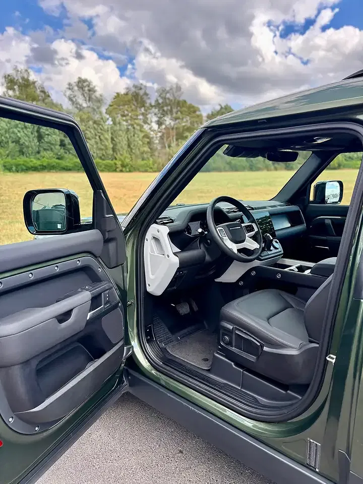Land Rover Defender - Thumbnail 5