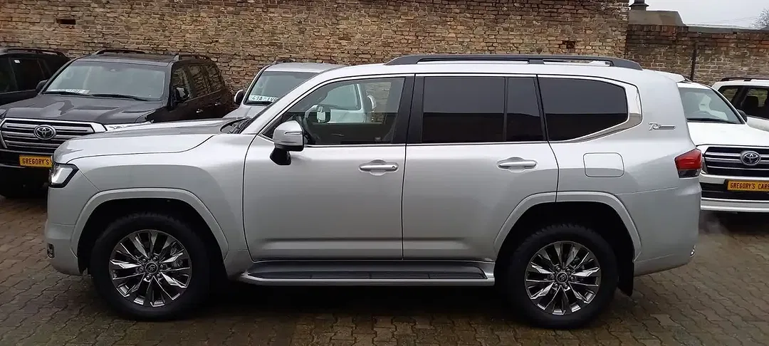 Toyota Land Cruiser - Thumbnail 3