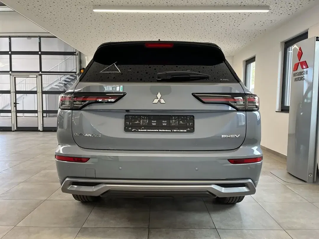 Mitsubishi Outlander - Thumbnail 3