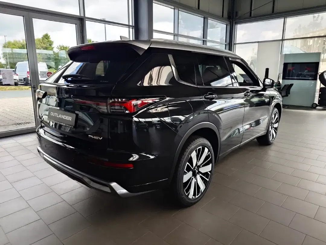 Mitsubishi Outlander - Thumbnail 4
