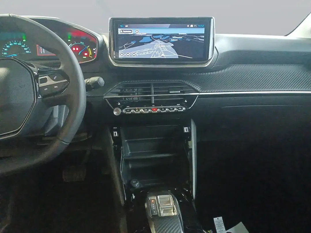 Peugeot 208 - Thumbnail 11