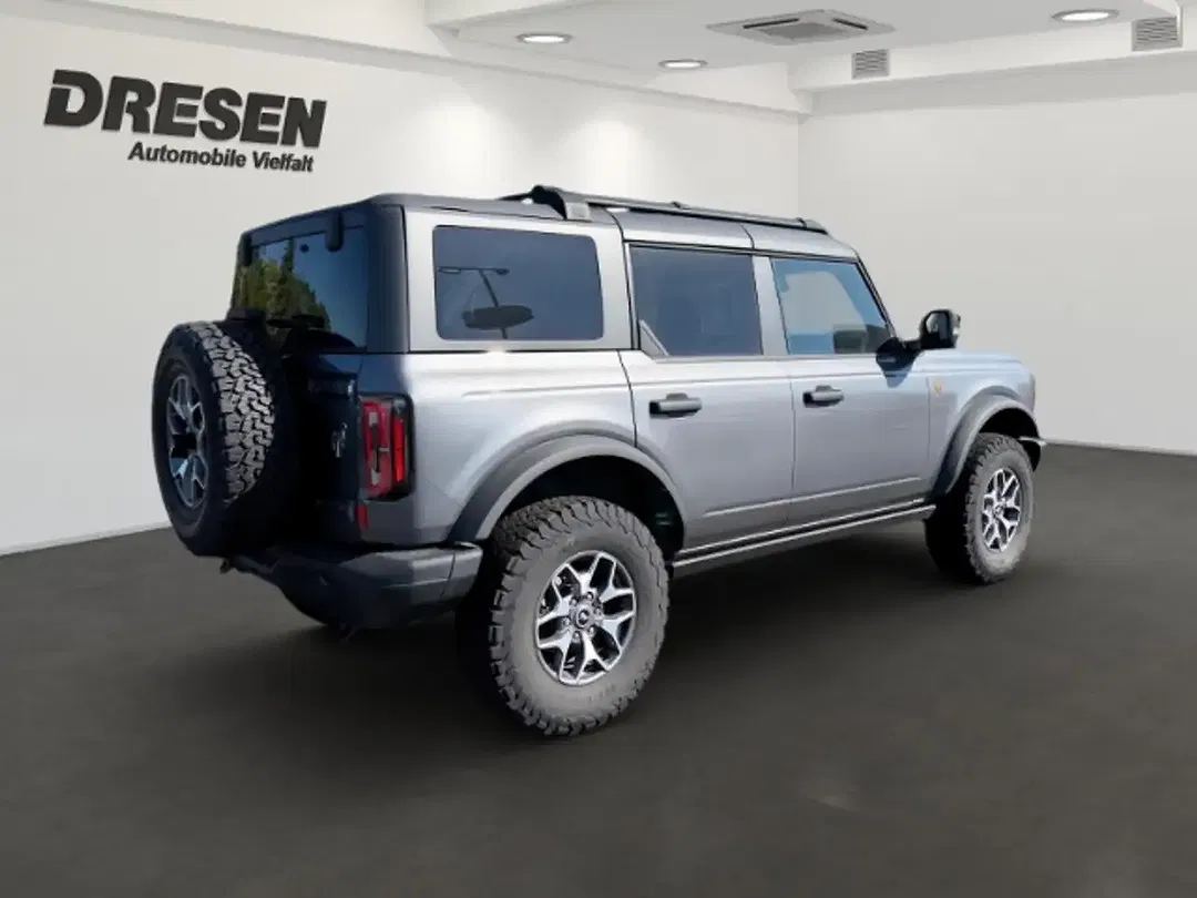 Ford Bronco - Thumbnail 2