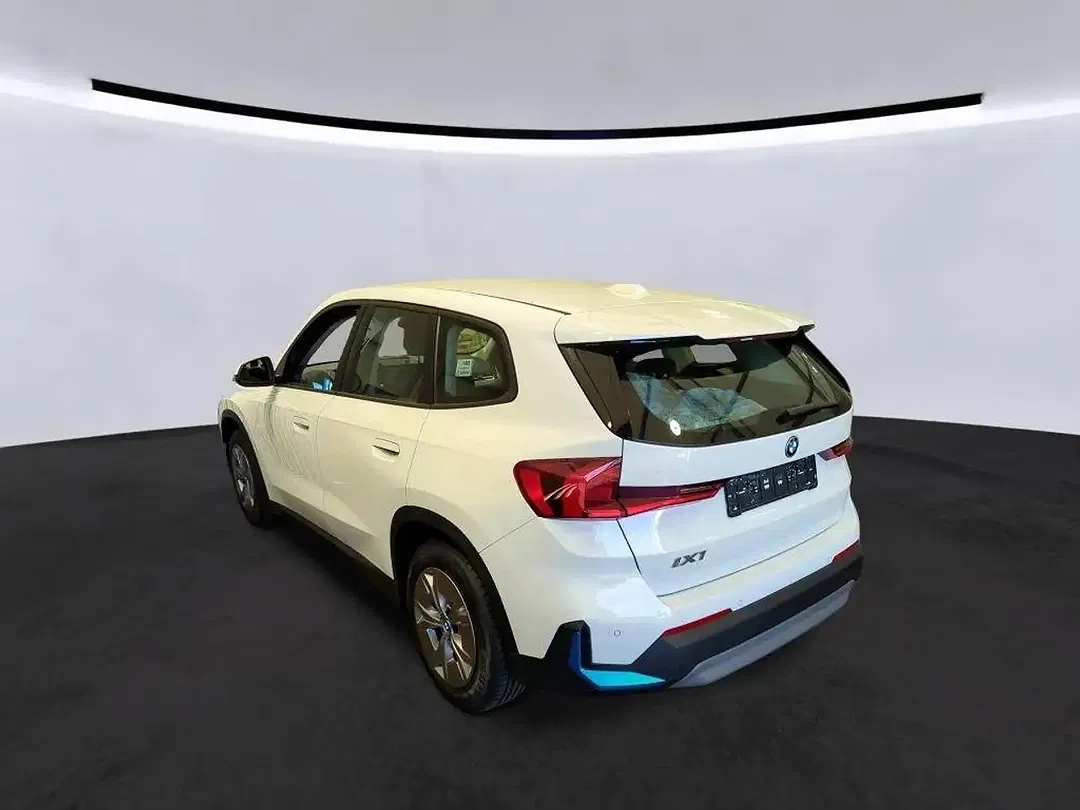 BMW iX1 - Thumbnail 3