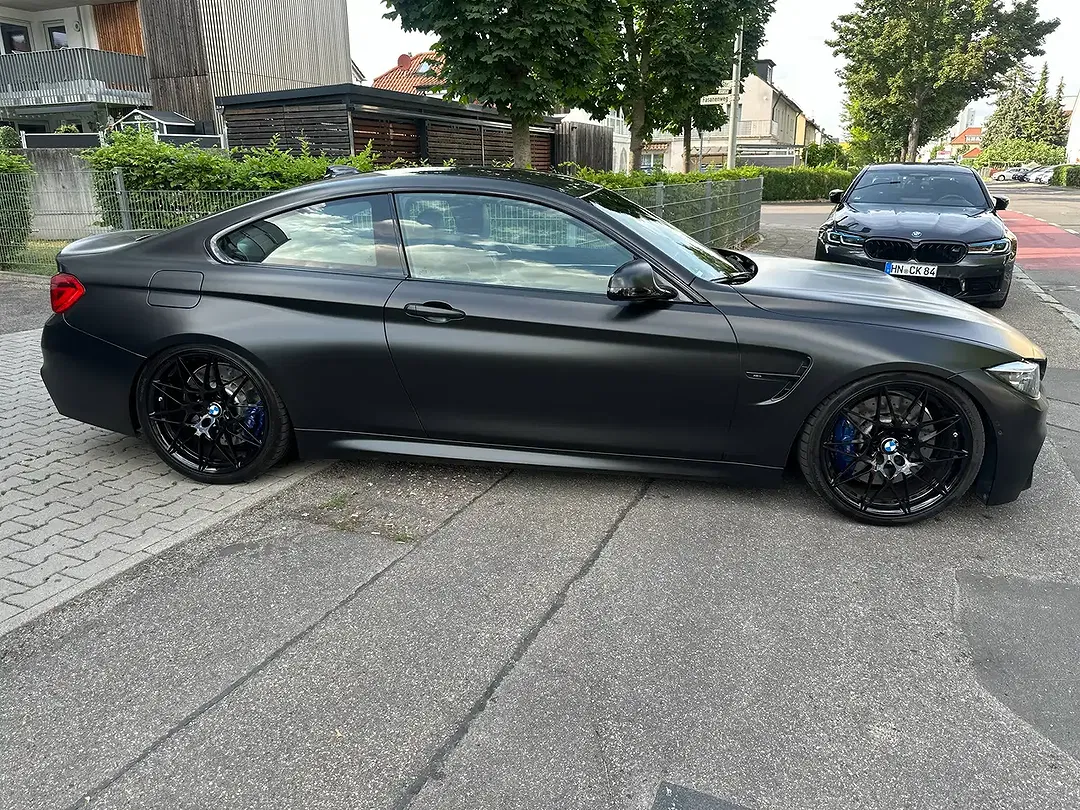 BMW M4 - Thumbnail 5