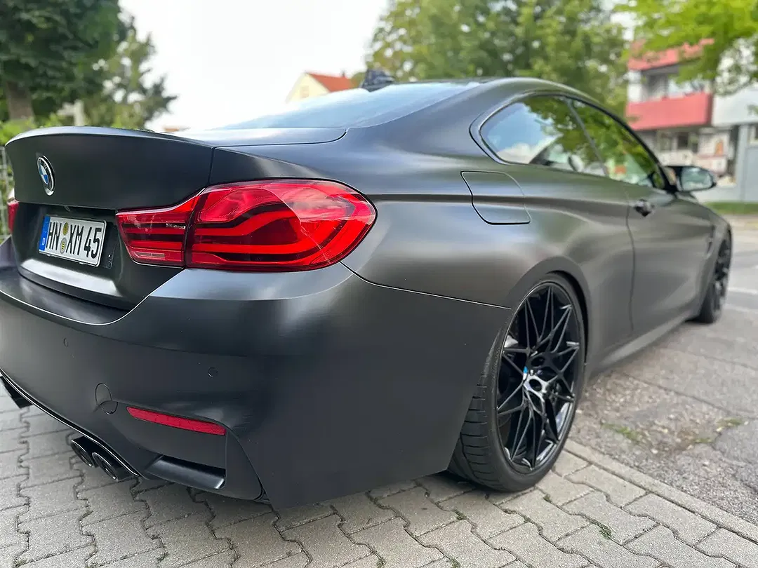 BMW M4 - Thumbnail 6