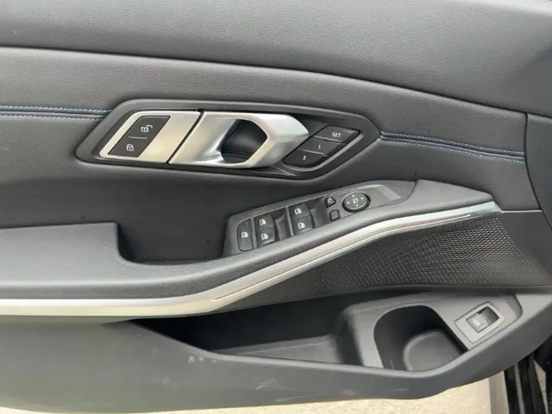 BMW 330 - Thumbnail 12