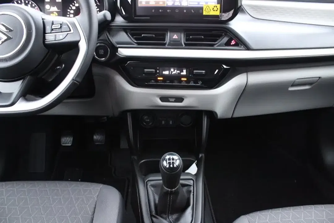Suzuki Swift - Thumbnail 11