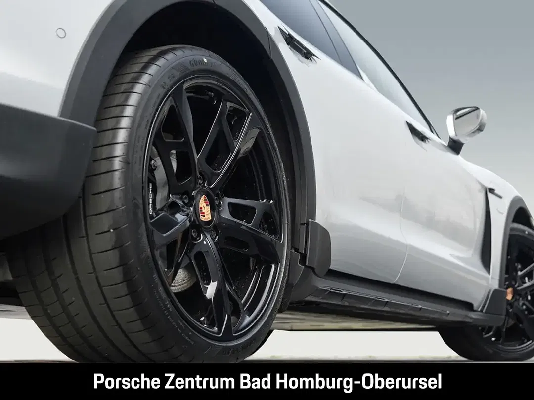 Porsche Taycan - Thumbnail 6