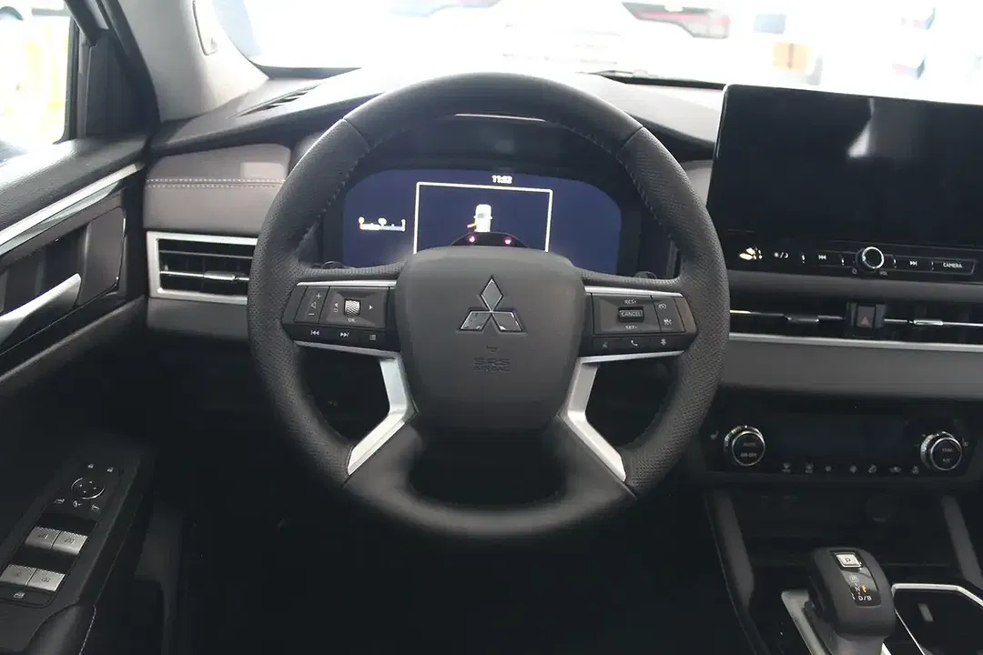 Mitsubishi Outlander - Thumbnail 12