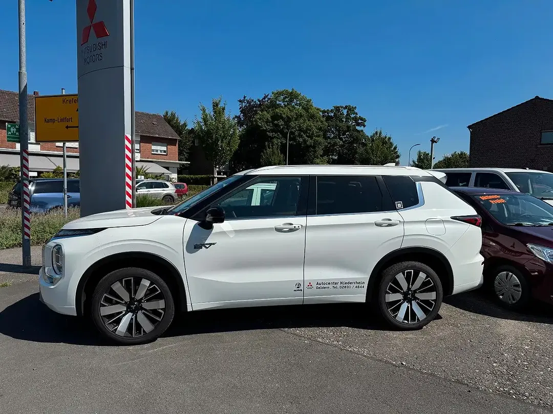 Mitsubishi Outlander - Thumbnail 2