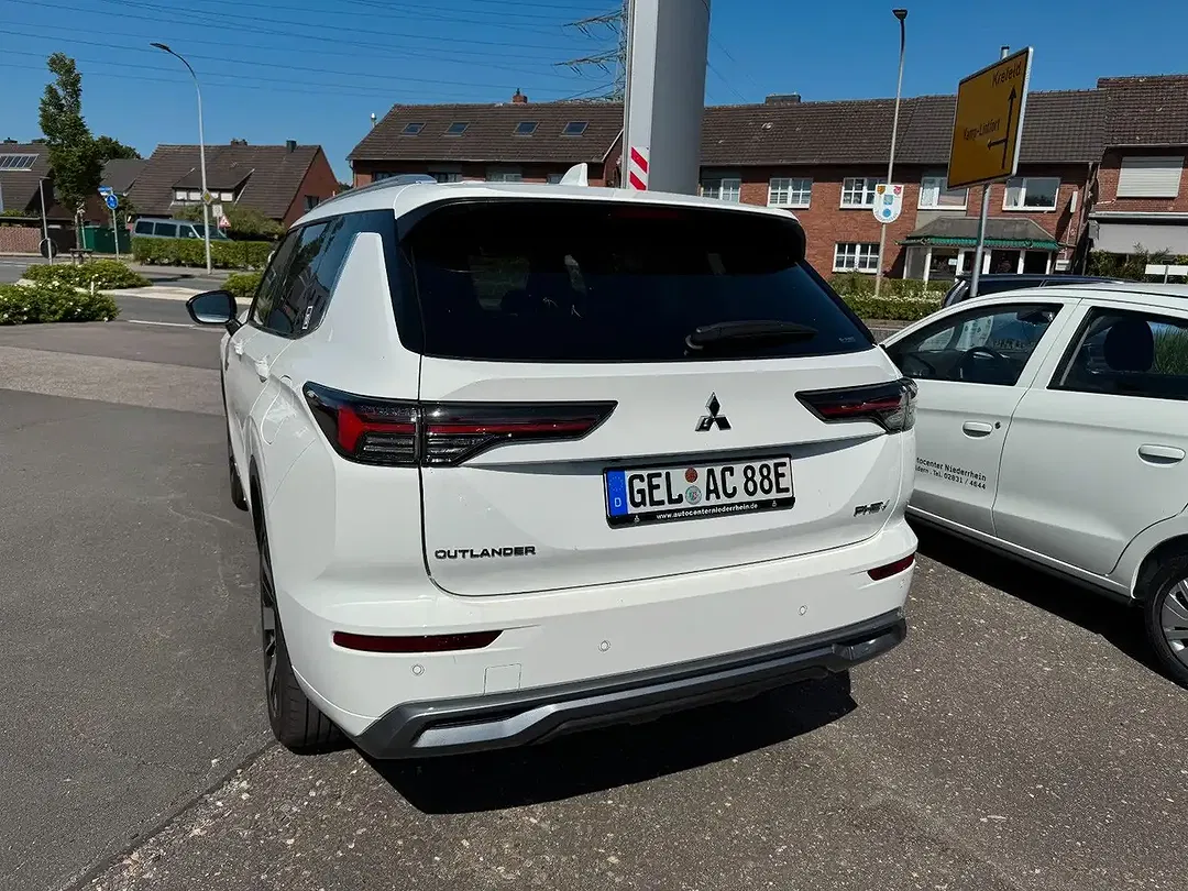 Mitsubishi Outlander - Thumbnail 3
