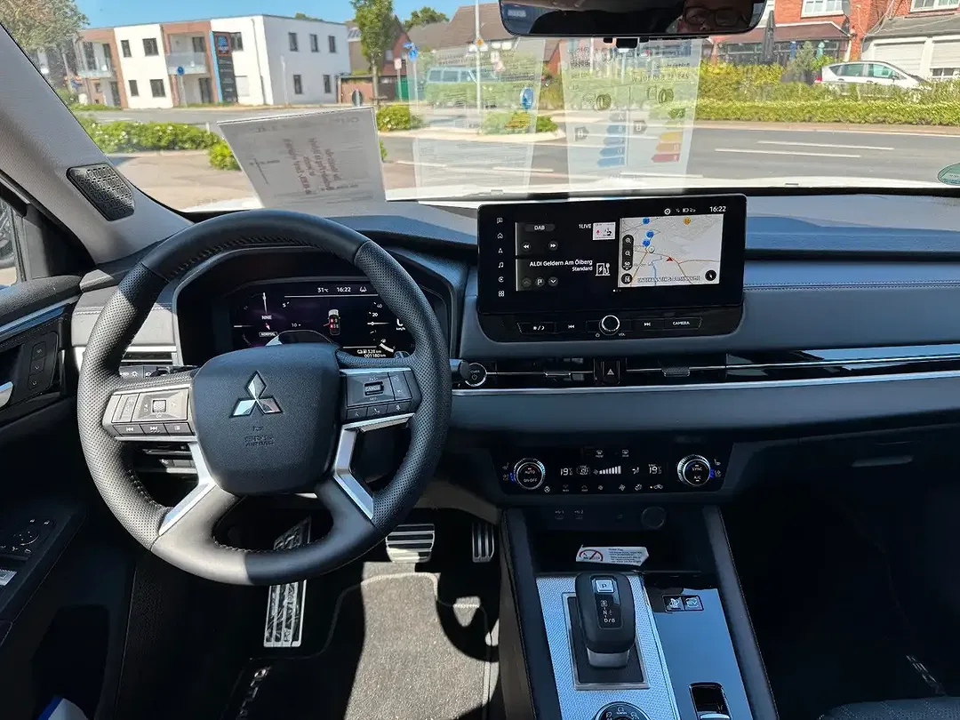Mitsubishi Outlander - Thumbnail 5