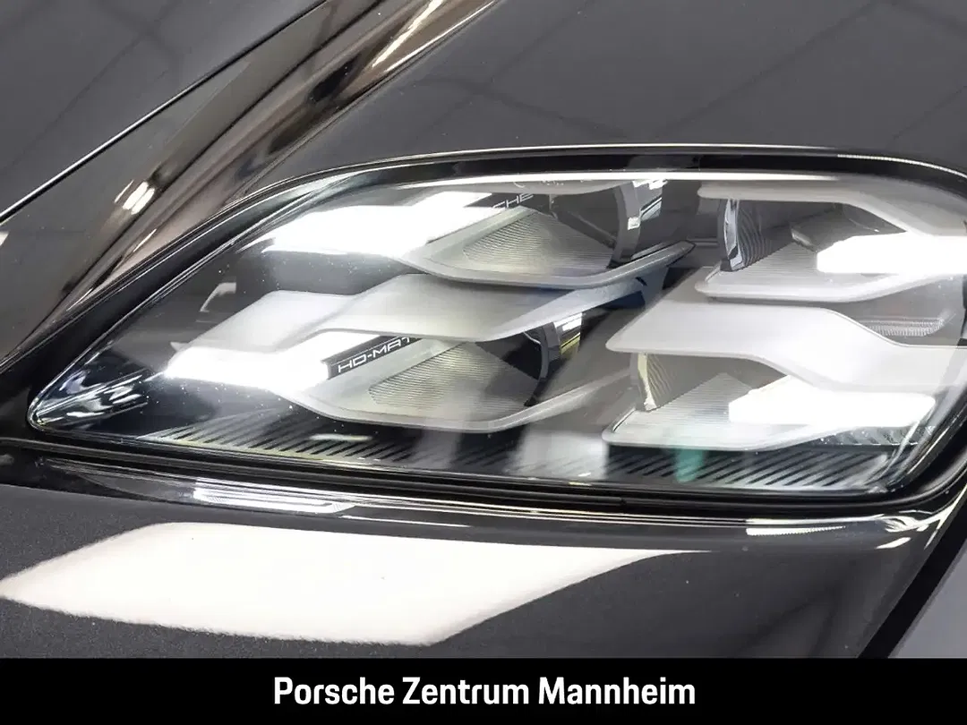 Porsche Taycan - Thumbnail 13