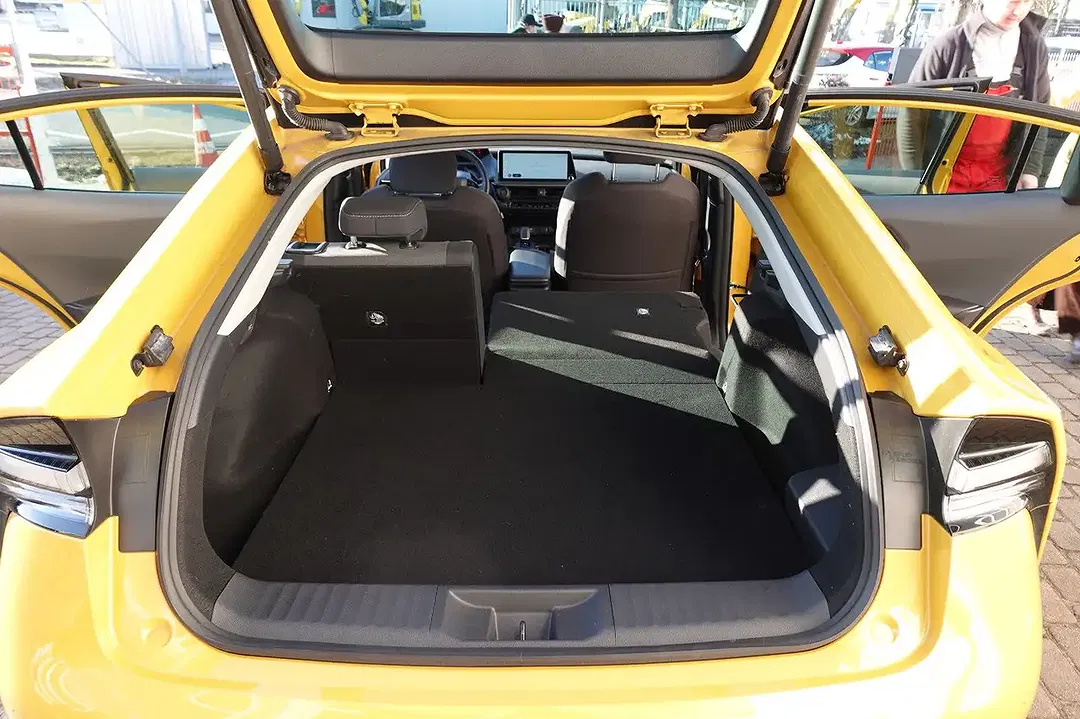 Toyota Prius - Thumbnail 11
