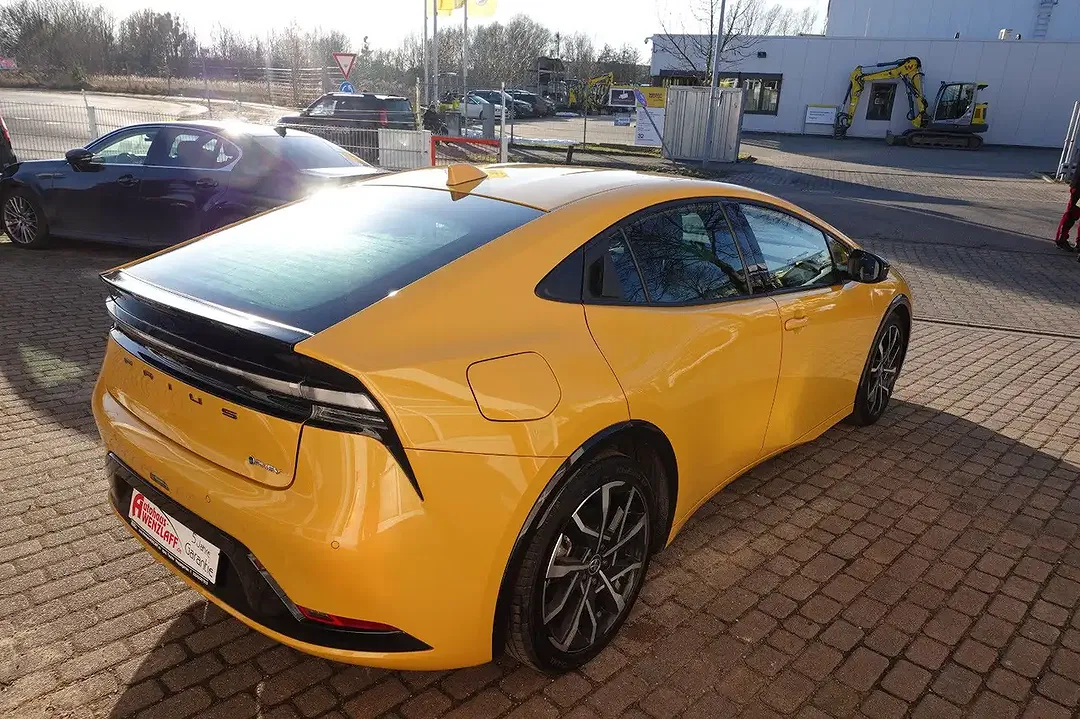 Toyota Prius - Thumbnail 3