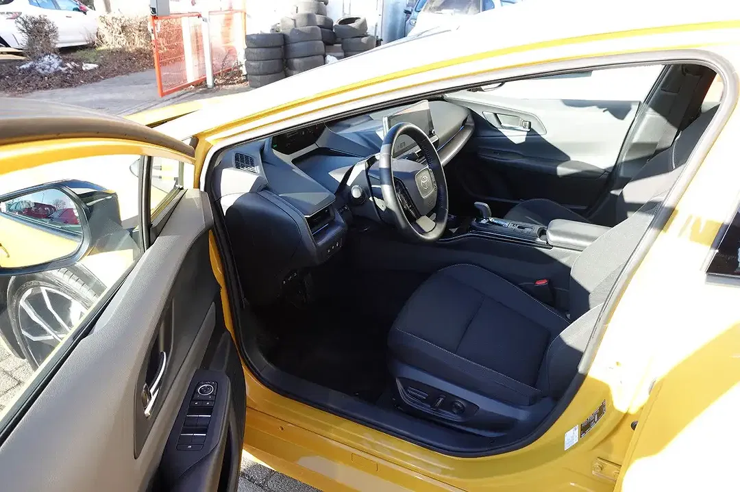 Toyota Prius - Thumbnail 5