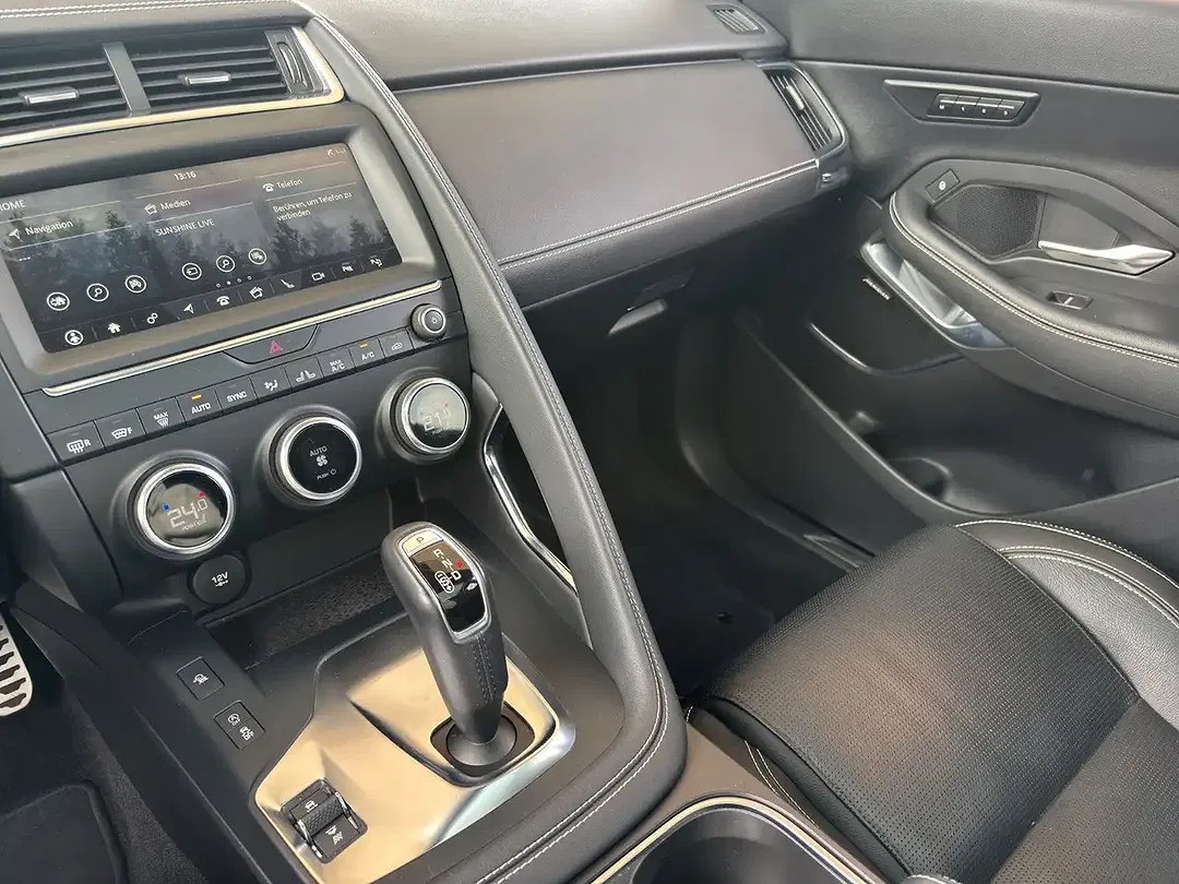 Jaguar E-Pace - Thumbnail 12