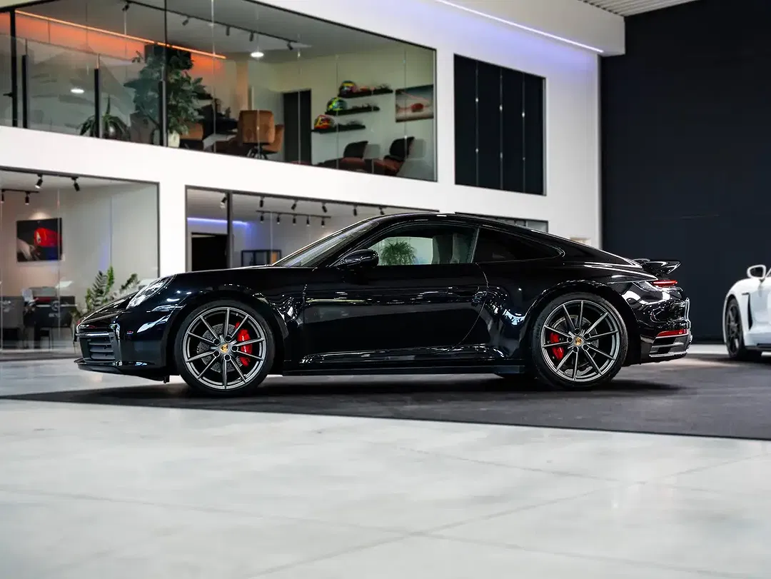 Porsche 992 - Thumbnail 3