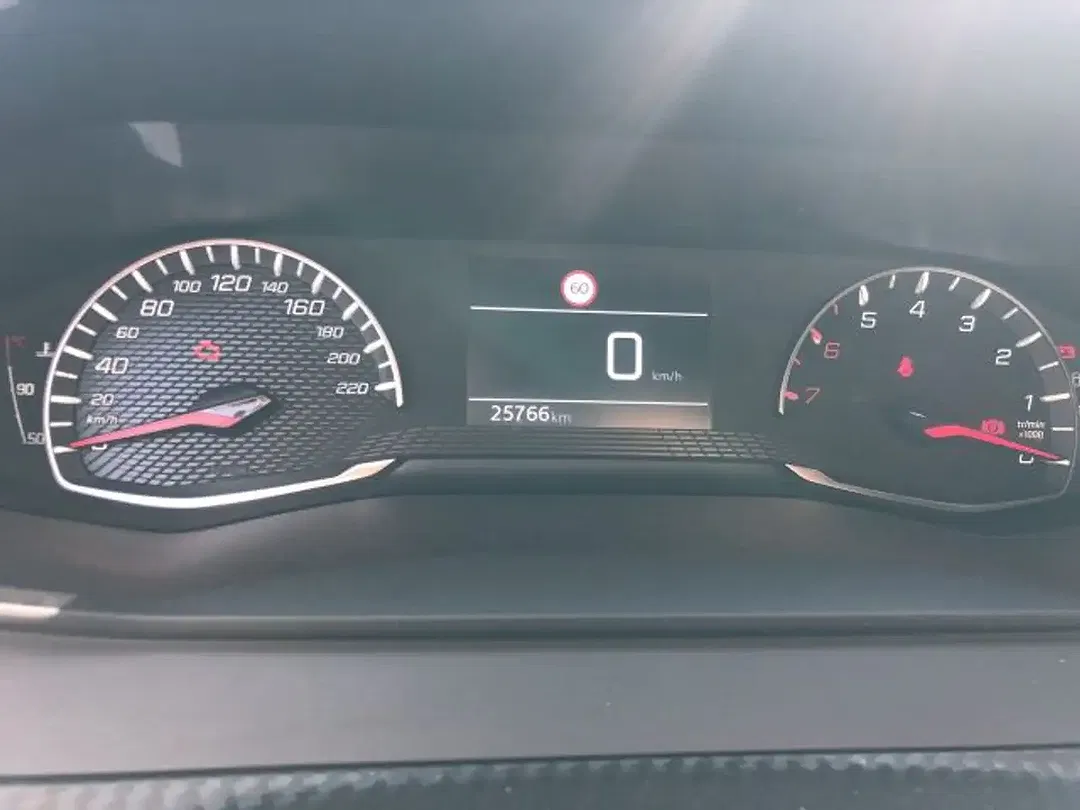 Peugeot 208 - Thumbnail 15