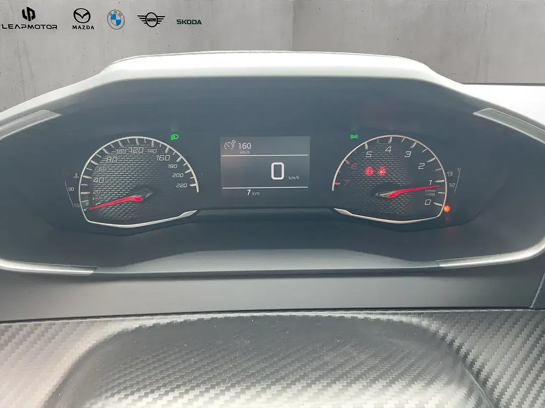 Peugeot 208 - Thumbnail 11