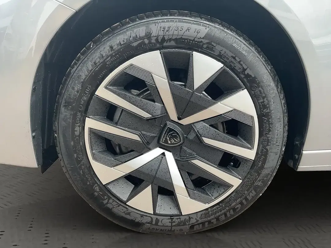 Peugeot 208 - Thumbnail 7
