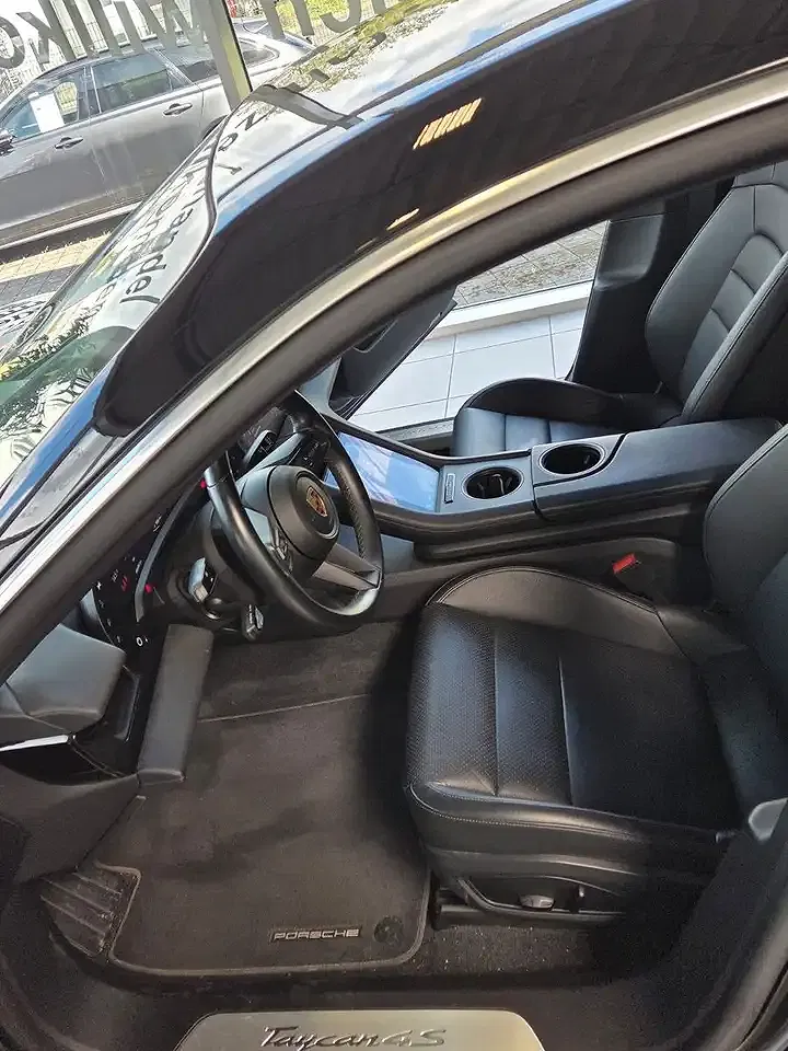 Porsche Taycan - Thumbnail 12