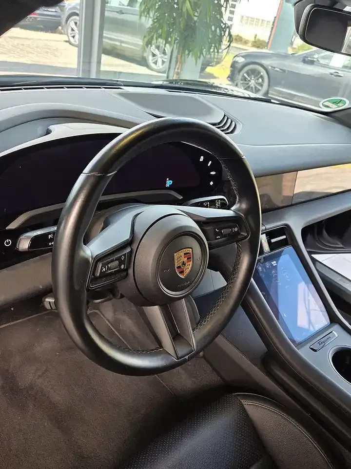 Porsche Taycan - Thumbnail 14