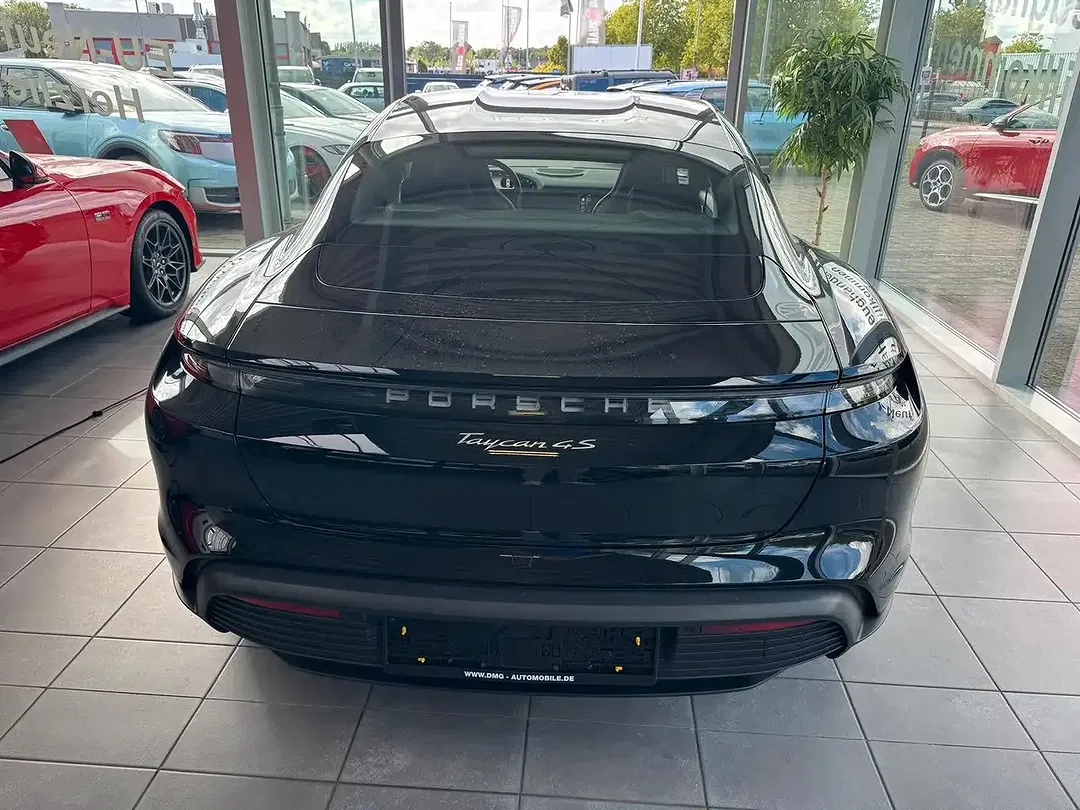 Porsche Taycan - Thumbnail 3