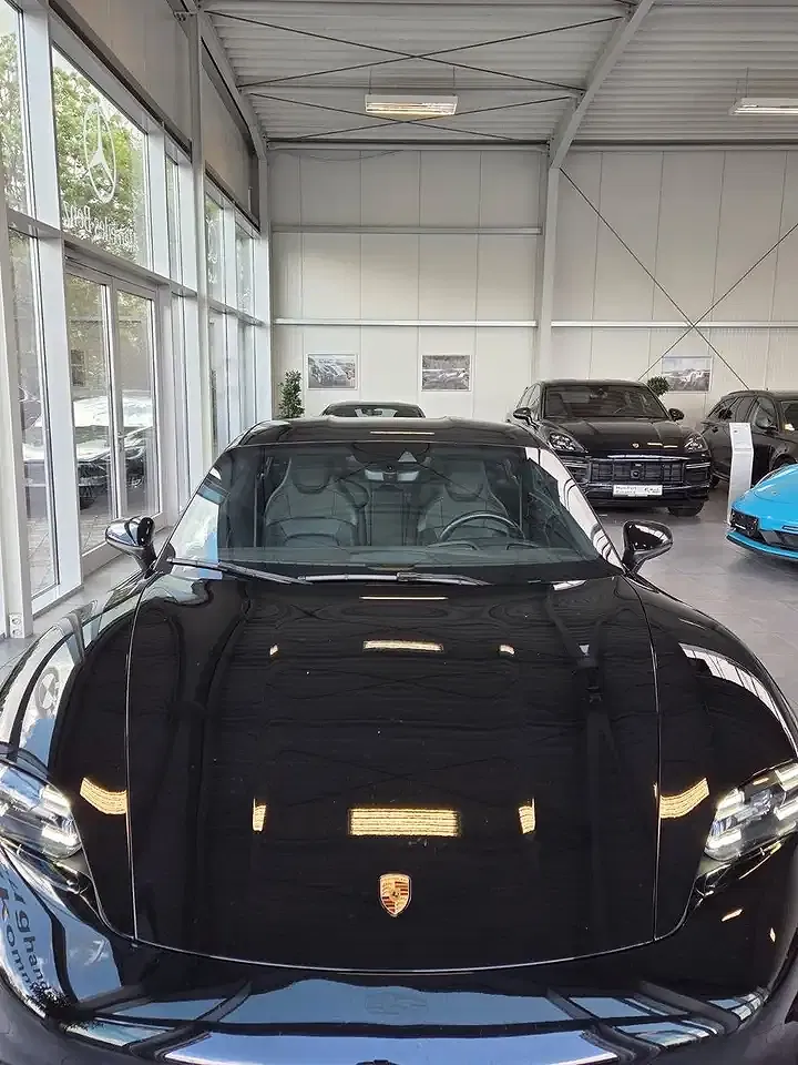 Porsche Taycan - Thumbnail 5