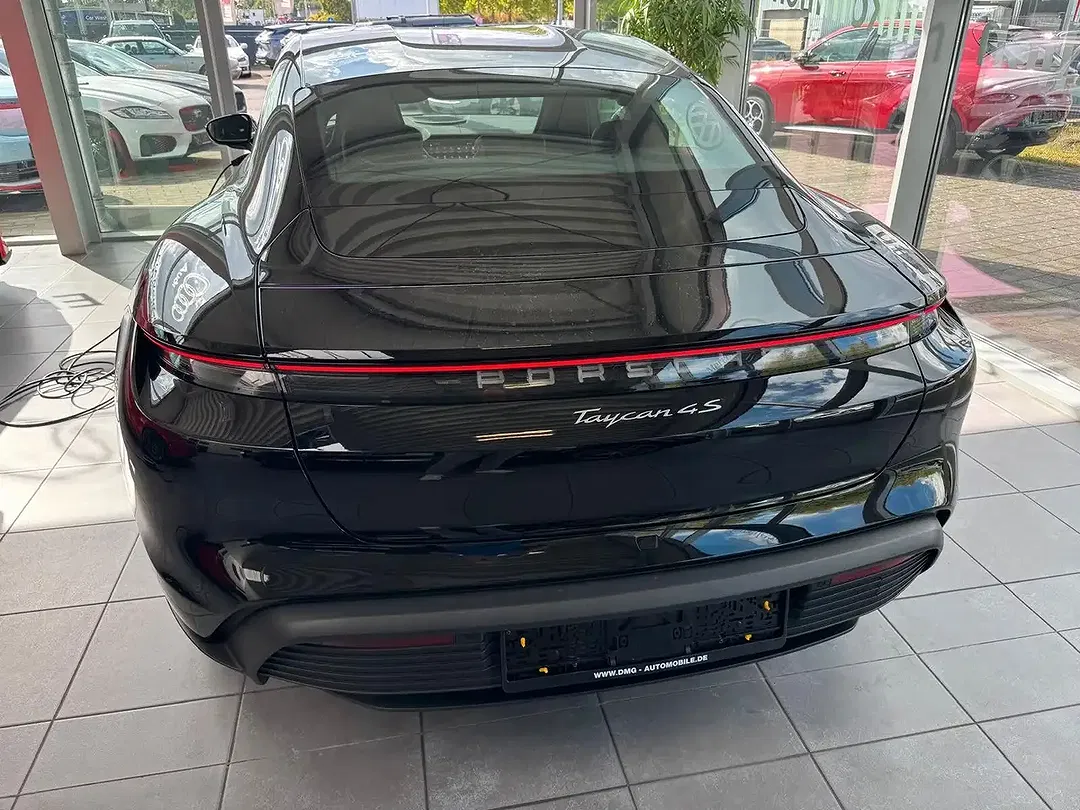 Porsche Taycan - Thumbnail 6