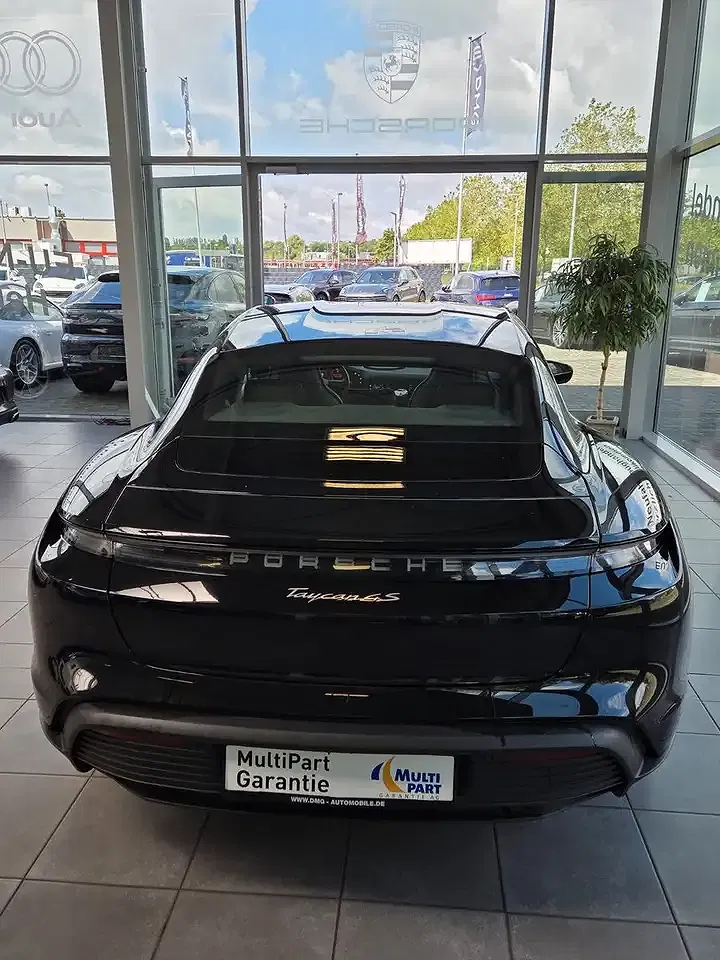 Porsche Taycan - Thumbnail 7