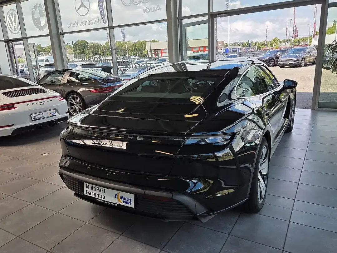 Porsche Taycan - Thumbnail 8
