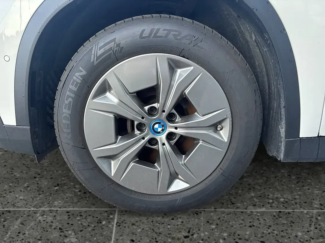 BMW iX1 - Thumbnail 6