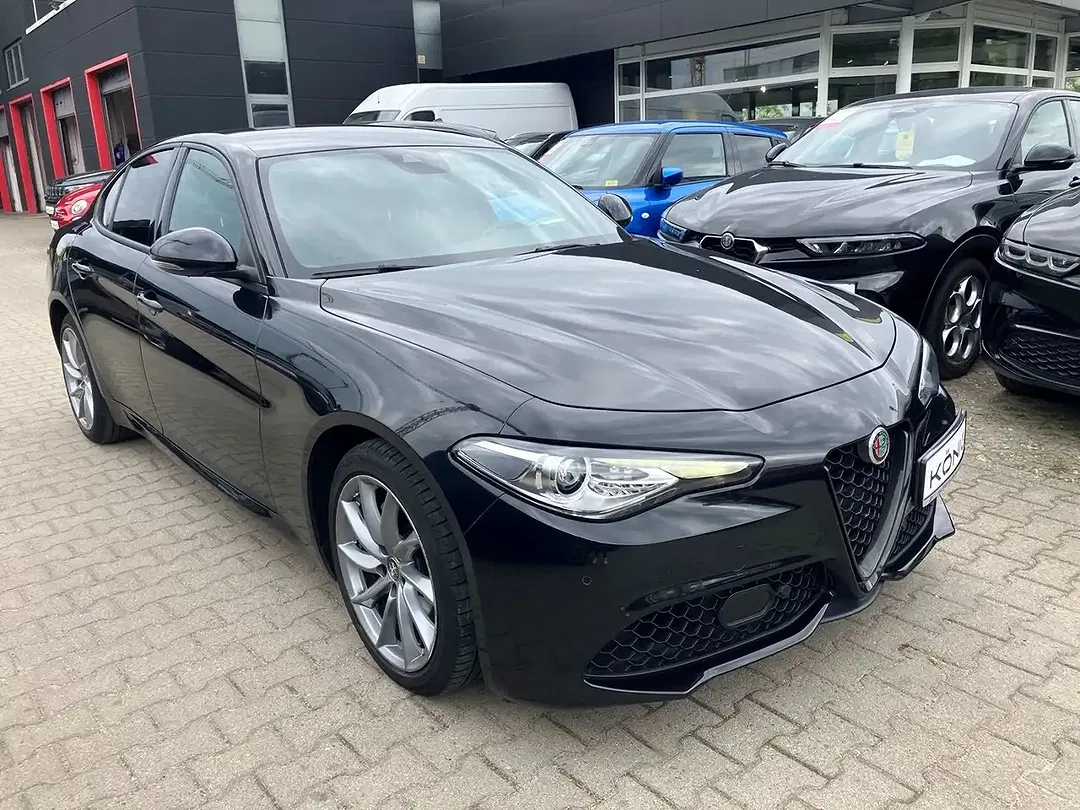 Alfa Romeo Giulia - Thumbnail 2