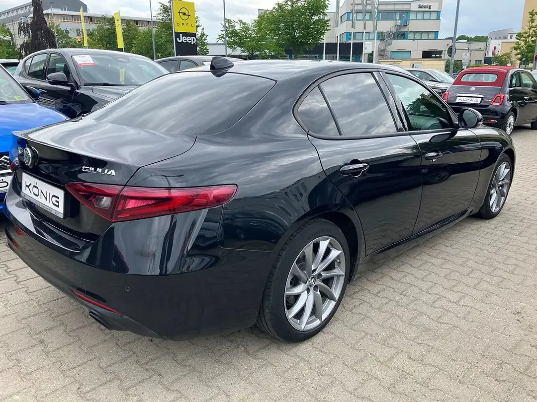 Alfa Romeo Giulia - Thumbnail 3