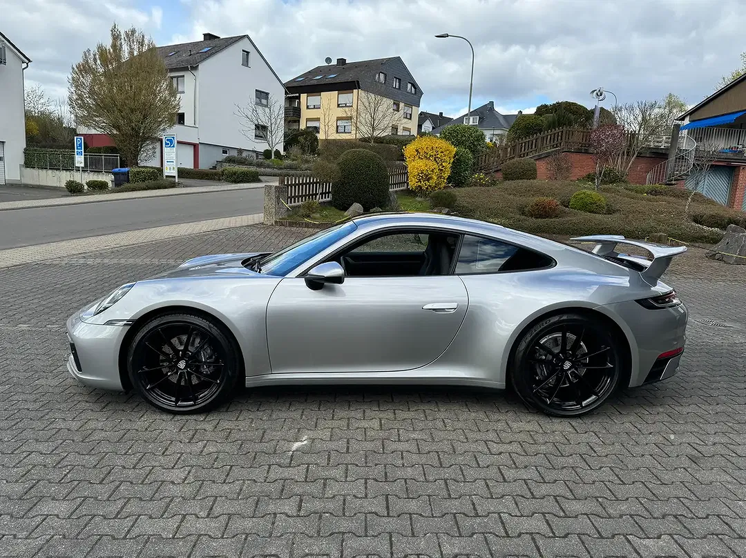 Porsche 992 - Thumbnail 2