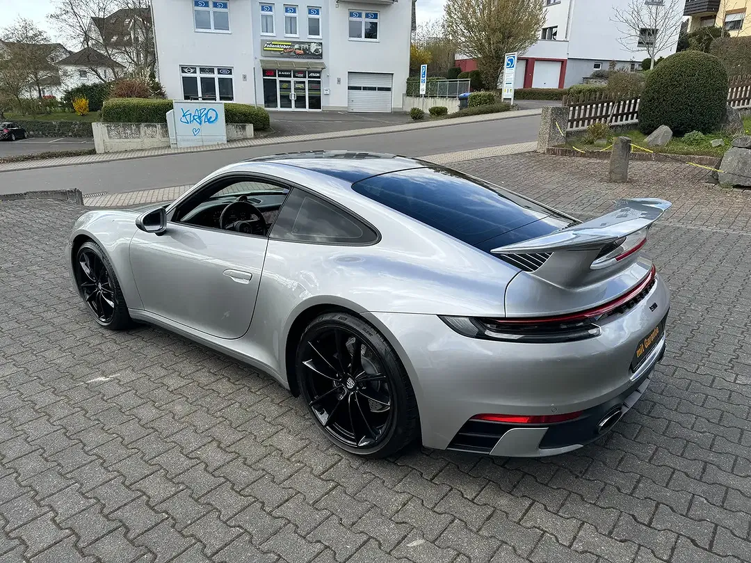 Porsche 992 - Thumbnail 3