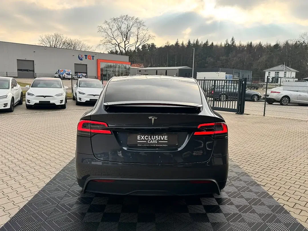 Tesla Model X - Thumbnail 11