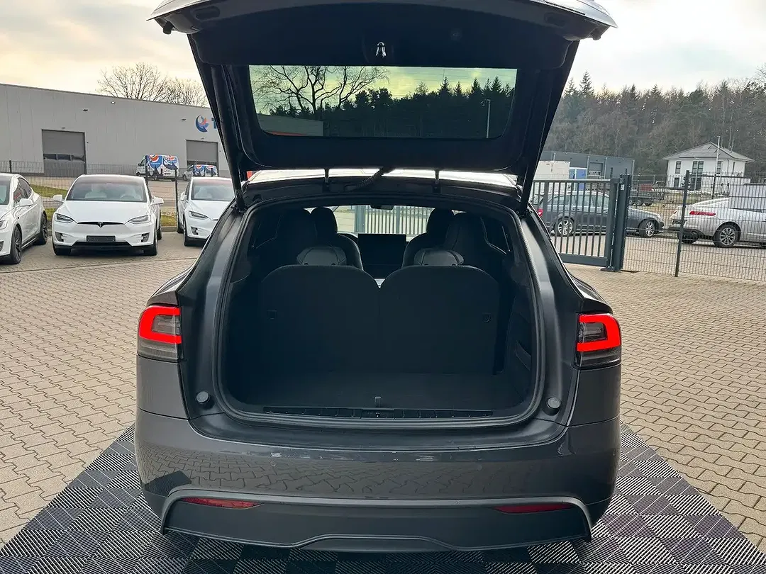 Tesla Model X - Thumbnail 12