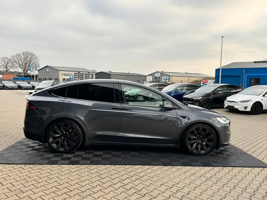 Tesla Model X - Thumbnail 14