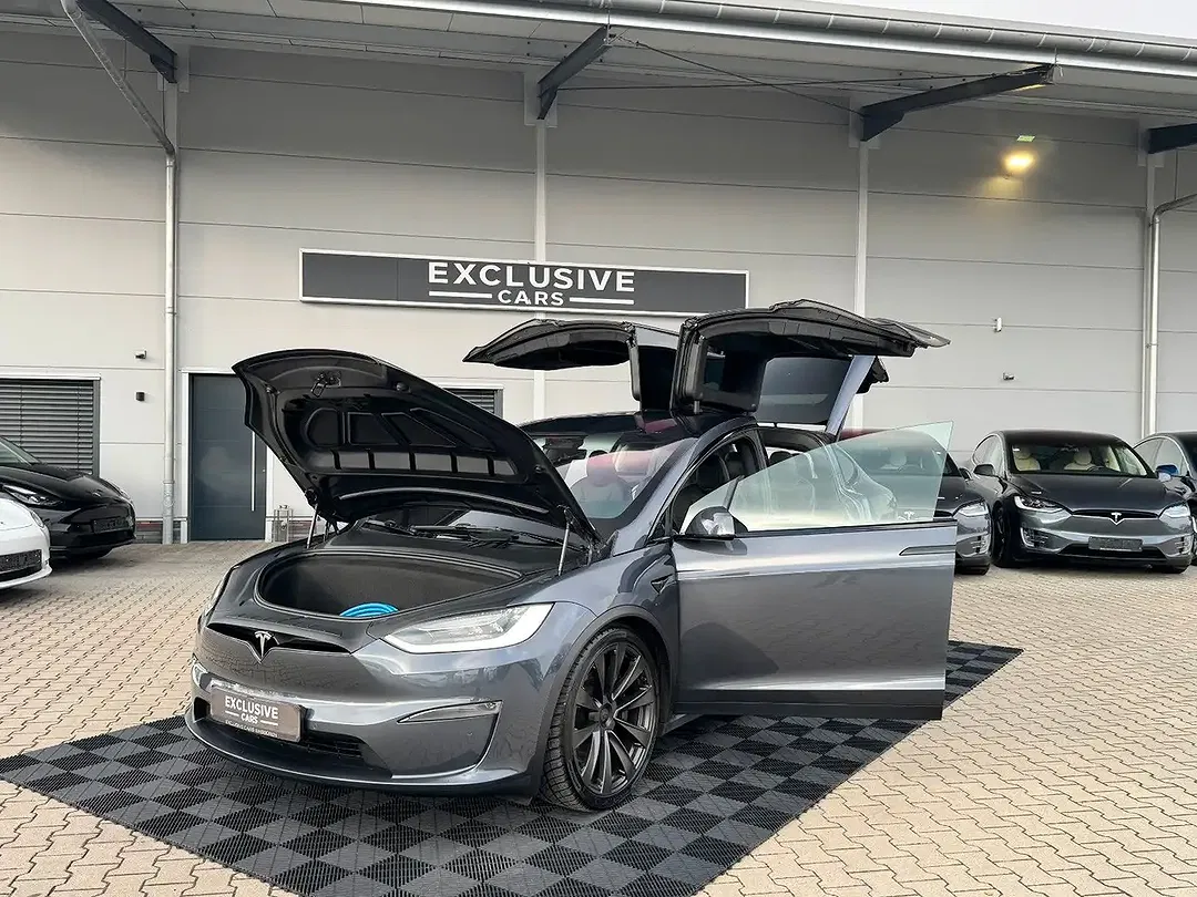 Tesla Model X - Thumbnail 3