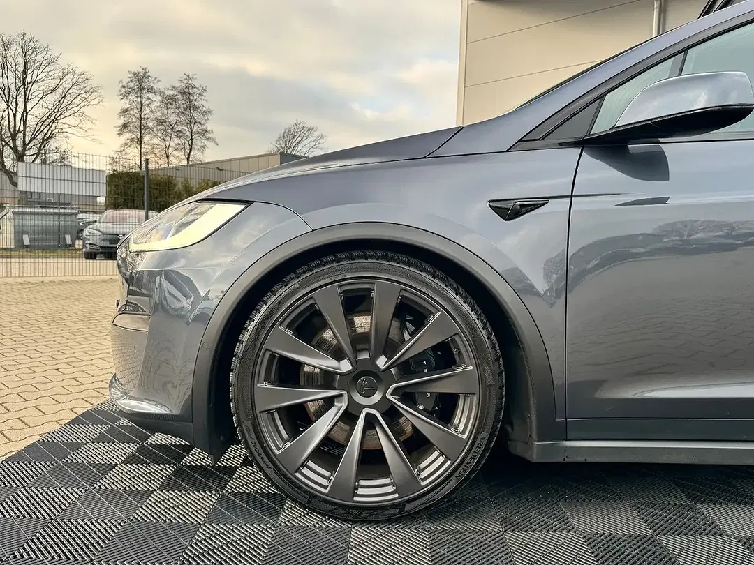 Tesla Model X - Thumbnail 4