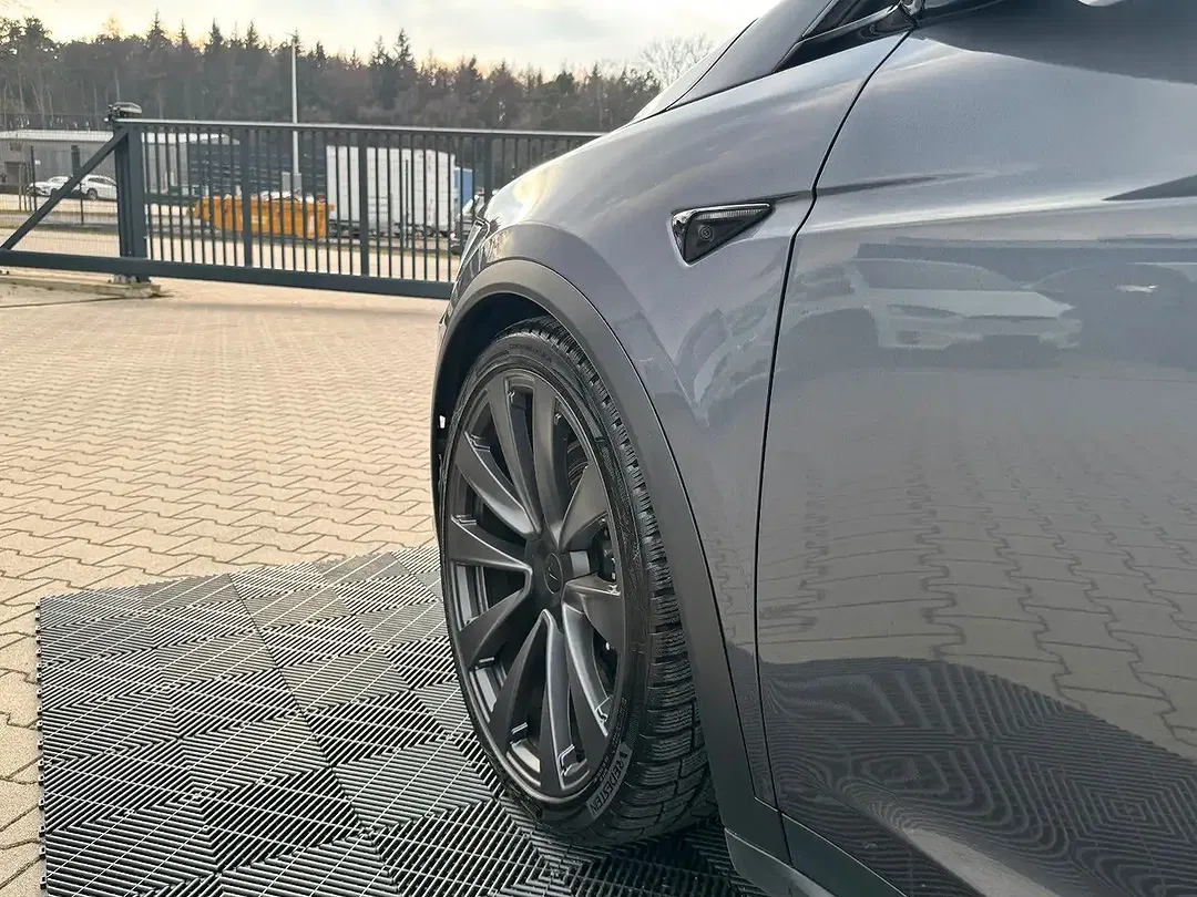 Tesla Model X - Thumbnail 5