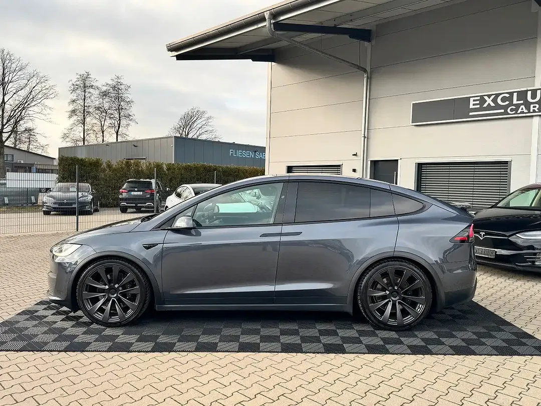Tesla Model X - Thumbnail 6