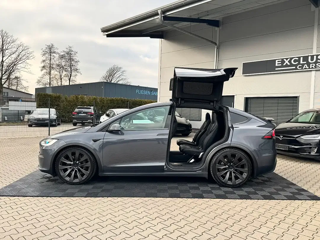 Tesla Model X - Thumbnail 8